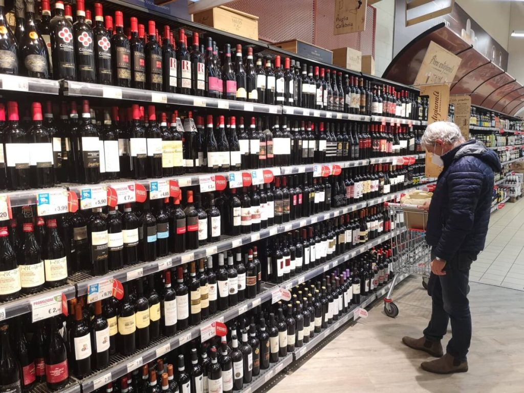 corsia vino al supermercato vini al super scaffale