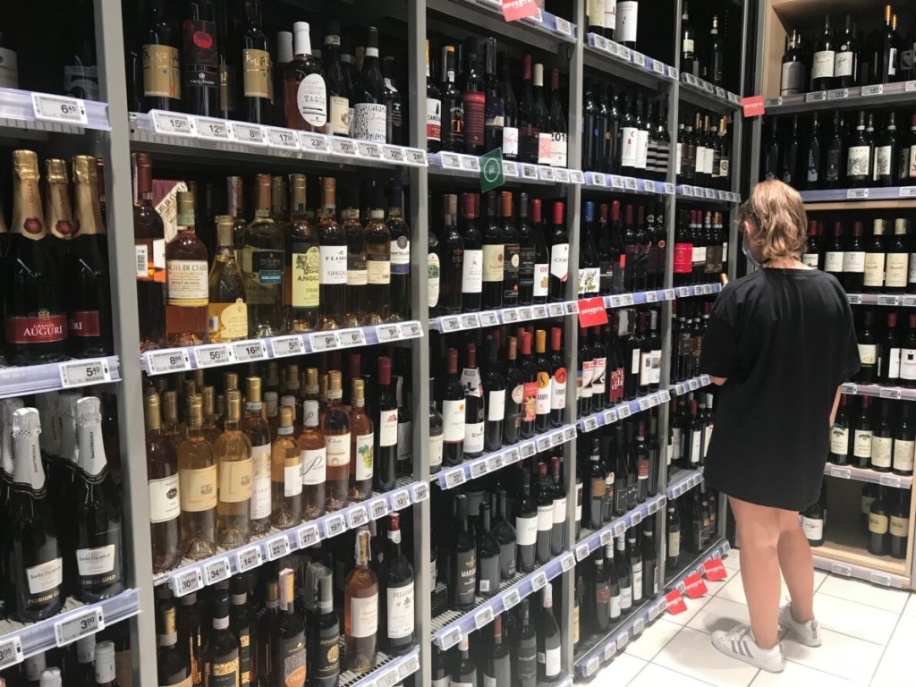 supermercato corsia vini 2